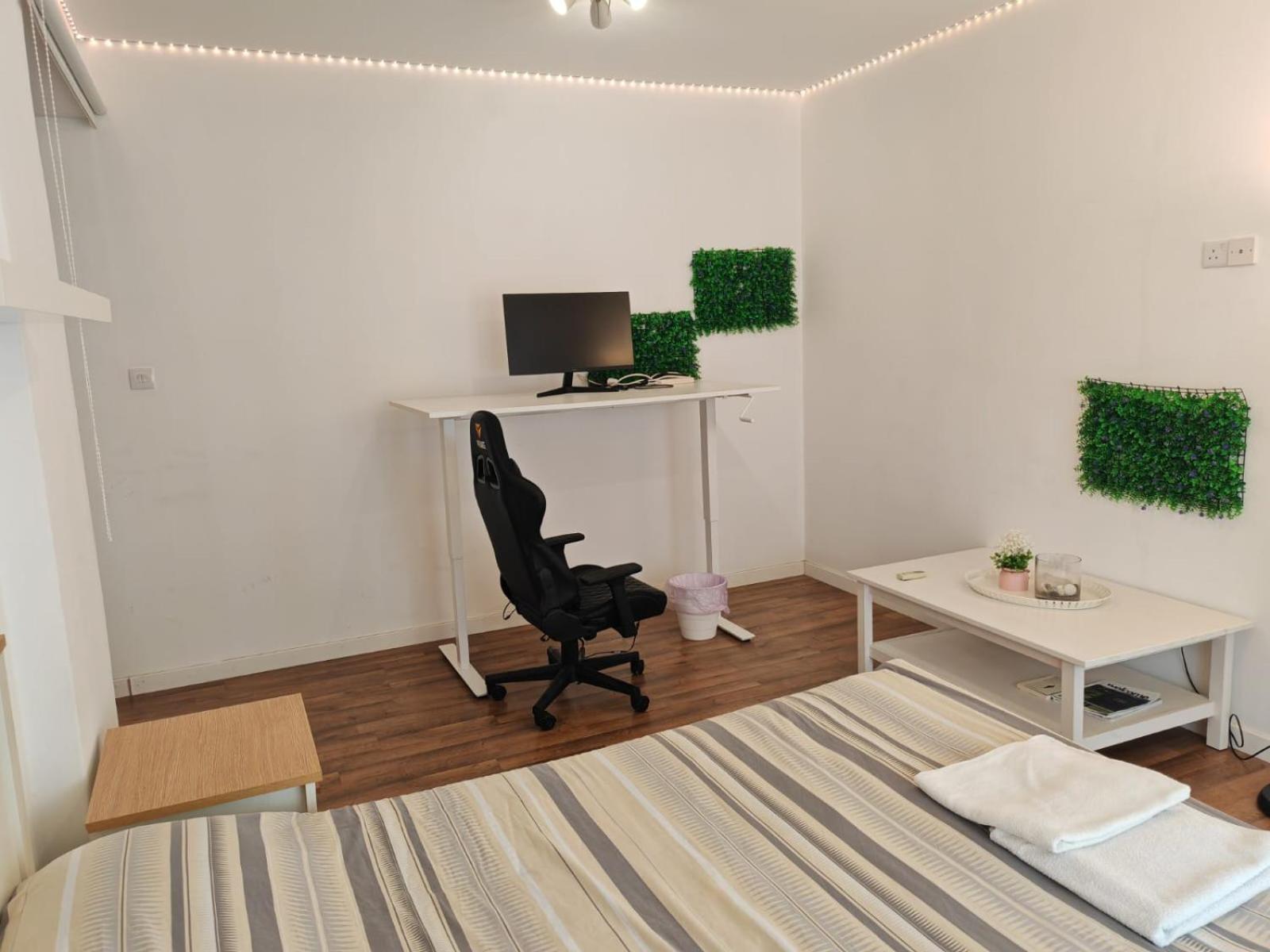 Work & Chill - Stylish Studio, Ergonomic Office Setup * לרנקה
